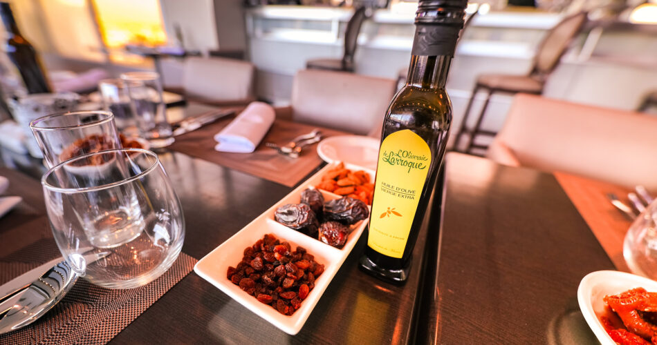 Ayvalık ve zeytinyağlı yemekler birbirinden ayrılmaz bir parçadır. Eğer Ayvalık'a geldiyseniz zeytinyağlı yemekleri mutlaka denemelisiniz.