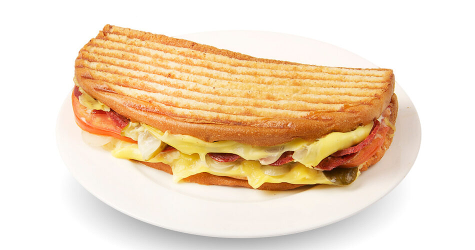 Ayvalık tostu, Türk mutfağının vazgeçilmez lezzetlerinden biridir.