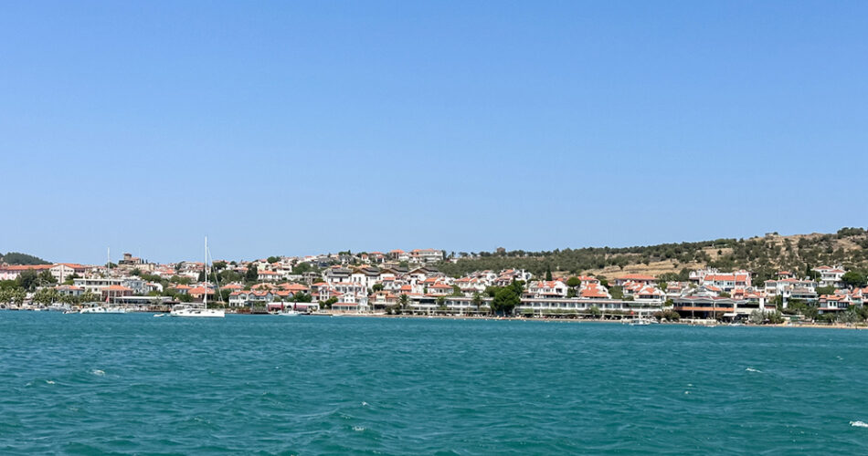 zmir'den Ayvalık'a ulaşmak için birkaç seçenek bulunmaktadır.